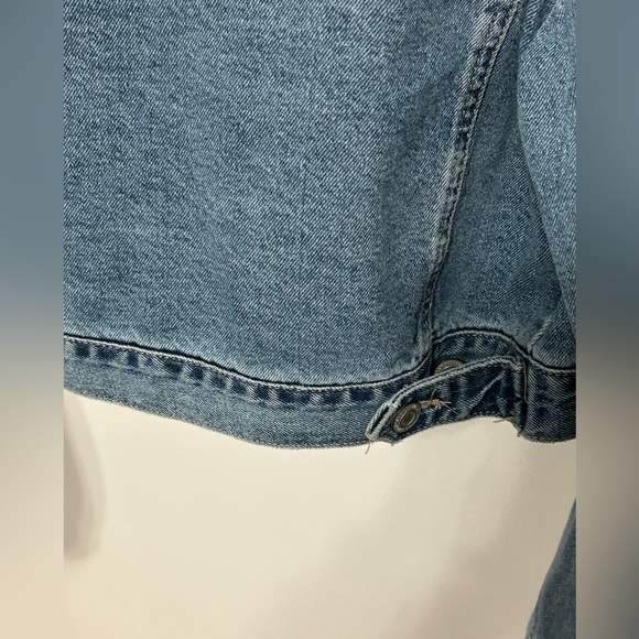 Distressed jean jacket. Cropped length - Picture 6 of 8